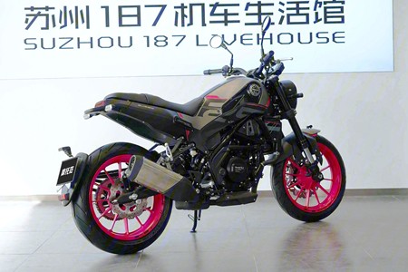 贝纳利摩托车品牌>幼狮 Leoncino 250报价车型图片-摩托范-哈罗摩托