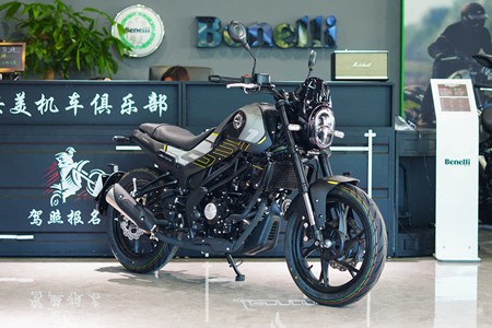 贝纳利摩托车品牌>幼狮 Leoncino 150报价车型图片-摩托范-哈罗摩托